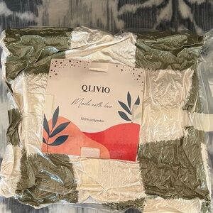 QLIVIO Green and White Throw Blanket